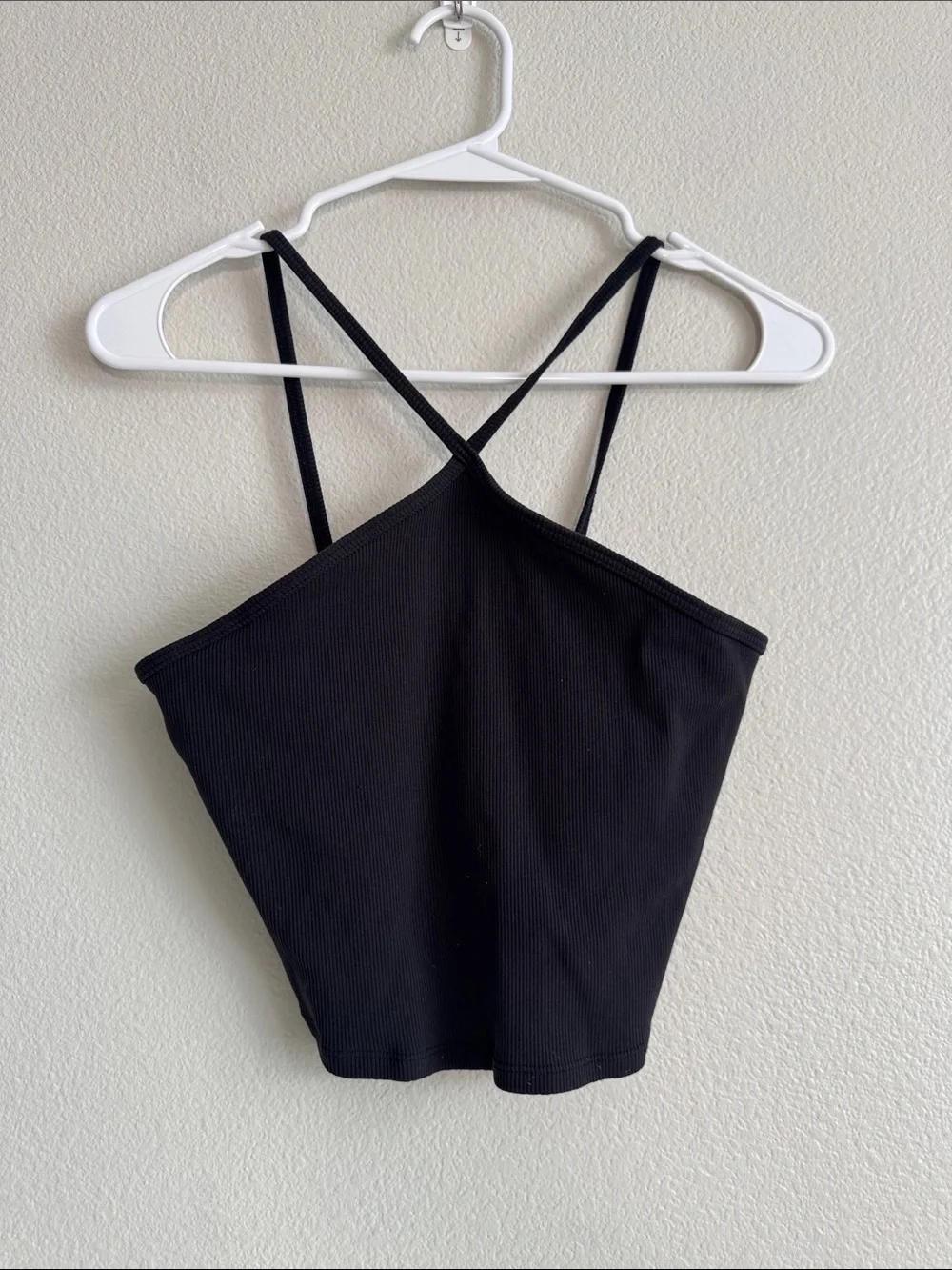 ALO Goddess Ribbed Crop Top in Black - M